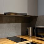 КУхонная зона с качественной бытовой техникой и посудой