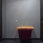 Обеденный столик для двоих, посуда, бокалы