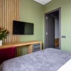 Рабочая зона и телевизор со Смарт тв