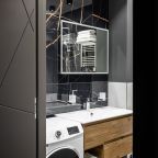 Уютная ванная комната  с чистыми полотенцами и халатами