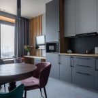 Двуспальный раскладной диван, обеденная зона