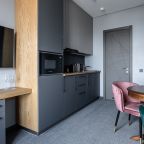 Кухонная и обеденная зоны с необходимой техникой, посудой