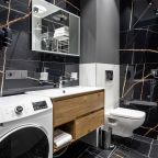 Ванная комната со стиральной машиной, феном