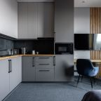 Кухонная зона со всей необходимой бытовой техникой