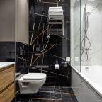 В ванной фен, халаты, индивидуальные средства гигиены