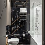 Ванная комната с классической ванной и чистыми полотенцами