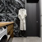 Ванная комната со стиральной машиной и феном