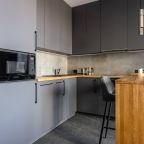 Кухонная зона  с качественной бытовой техникой