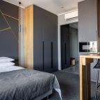 Номер для двоих с большой кроватью, шкафом и  кухней