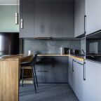 КУхонная зона с бытовой техникой, телевизор со Смарт ТВ