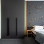 Большой шкаф для одежды, внутри гладильная доска, сейф