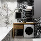 Ванная комната с классической ванной, стиральной машиной