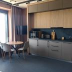 Кухня с обеденной зоной и всей необходимой посудой