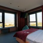 Видовая спальня  с широкой кроватью и джакузи