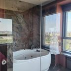 Джакузи  у панорамного окна с шикарным видом на Москву