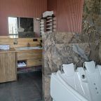 Ванная комната со стиральной машиной и феном