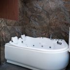 Ванная комната  с джакузи и видовым окном на город