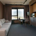 Гостиная с большим раскладным диваном и панорамным окном