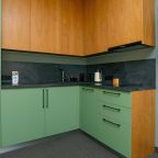 Электрочайник, кофемашина, микроволновка и посуда на кухне