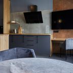 Кухонная зона и большой телевизор Смарт