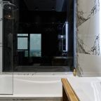 Ванна за затемненным стеклом  в спальню