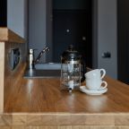 Кухня с посудой, столовыми приборами, бокалами