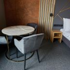 Обеденный стол и удобные кресла