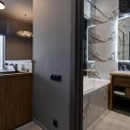 Ванная комната  с затемнённым стеклом в спальню