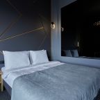 Ванная комната за стеклом спальни