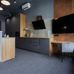 Кухня со всей бытовой техникой, посудой, столовыми приборами