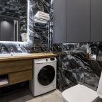 Ванная со стиральной машиной, феном, халатами, полотенцами