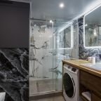 Санузел с душем , стиральной машинкой, феном, полотенцами