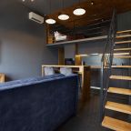 Лестница с перилами на второй этаж  с двуспальной кроватью