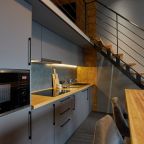 Кухонная зона со всей бытовой техникой