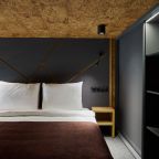 Двуспальная кровать в двухуровневом апартаменте