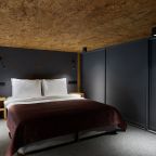 Двуспальная кровать с ортопедическим матрасом