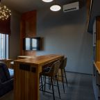 Кухонная зона с бытовой техникой, посудой и  приборами