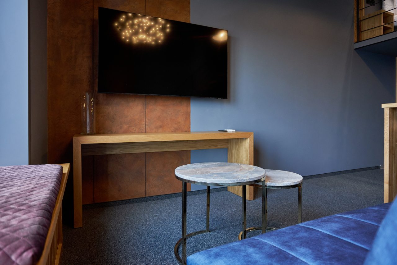 Гостиная зона с двуспальным диваном