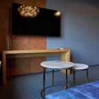 Гостиная зона с двуспальным диваном