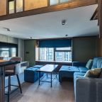 Просторная гостиная  с телевизором и Смарт ТВ