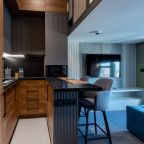 Кухонная зона с бытовой техникой и посудой