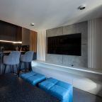 Кухня и обеденный стол в гостиной