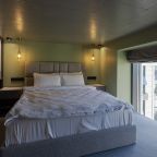 Большая двуспальная кровать на втором этаже лофта