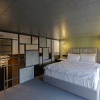 Двуспальная кровать с ортопедическим матрасом