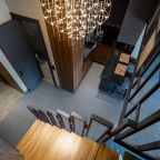 Просторный апартамент с удобной лестницей наверх