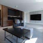 Просторная гостиная  с большим телевизором Смарт