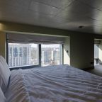 Спальня  с двуспальной кроватью на  2 этаже лофта