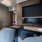 Кухонная зона с бытовой техникой и посудой