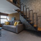 Гостиная зона  с диваном и обеденным столом