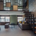 Гостиная на 1м этаже с панорамными окнами на Москву